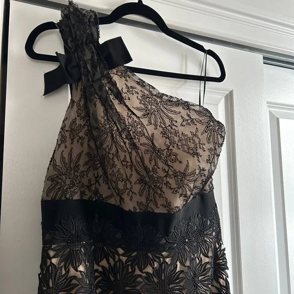 Valentino Black Lace One-Shoulder Gown - Picture 2 of 10